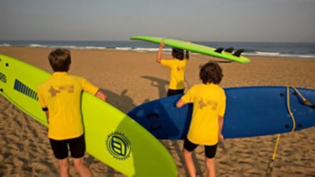  Aprende a surfear mientras haciendo nuevos amigos