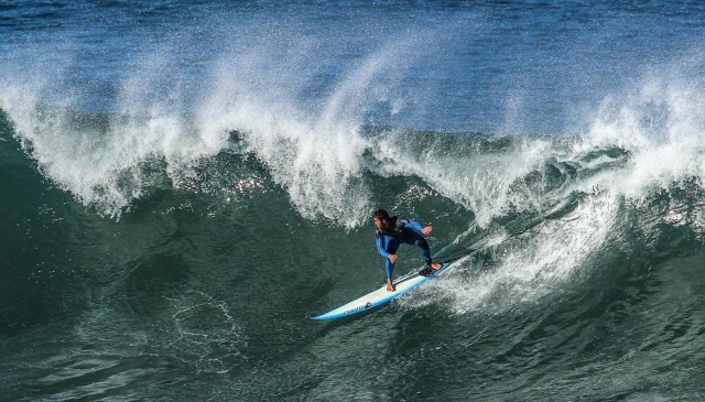  Surfista sobre una ola
