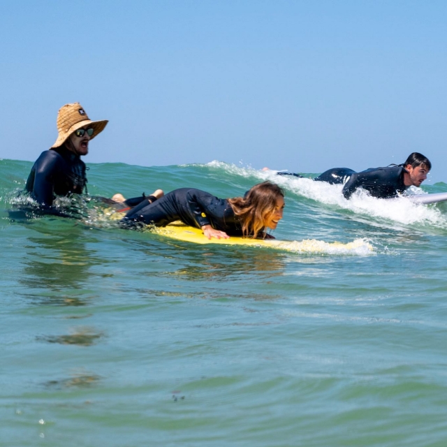  Instructor de surf ayudando a sus alumnos 