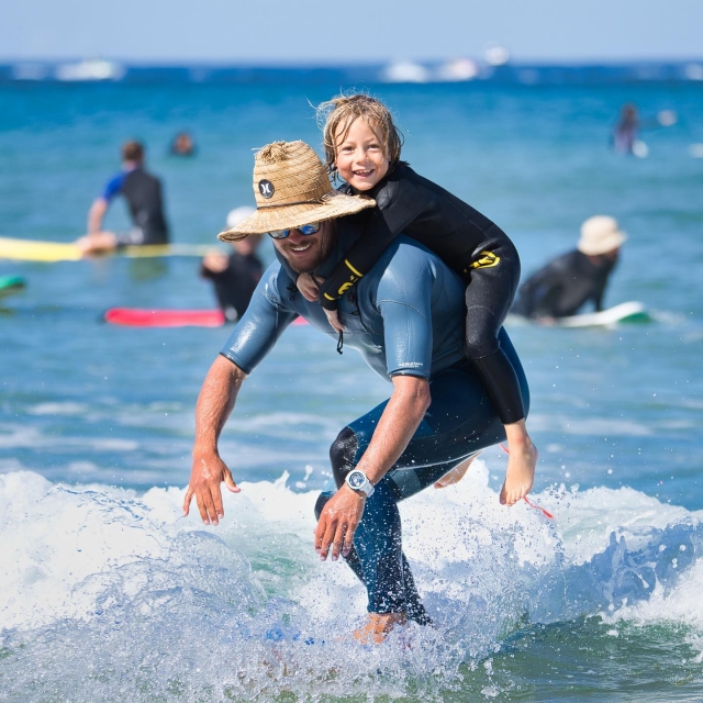  Instructor de surf y niño 