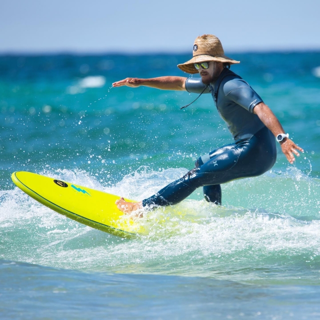  Demostración del instructor de surf 