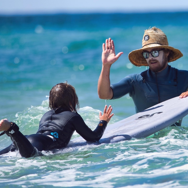  Escuchando al instructor de surf 
