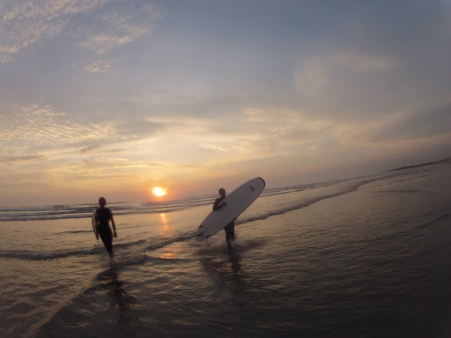  Surfear al atardecer 