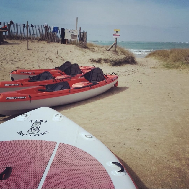  Kayak colocado en la playa 
