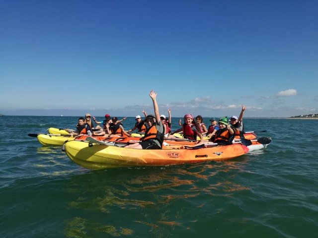  Grupo de personas en kayak 