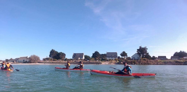  Kayak rojo en la bahía