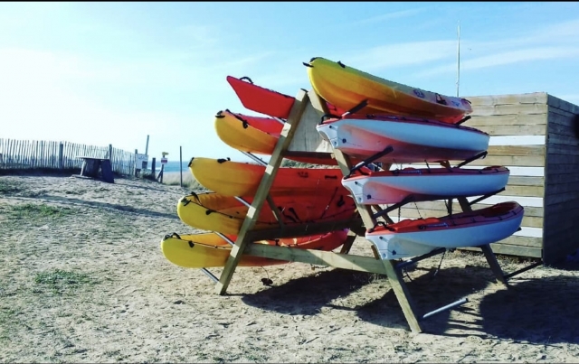 kayaks extendidos en la playa 