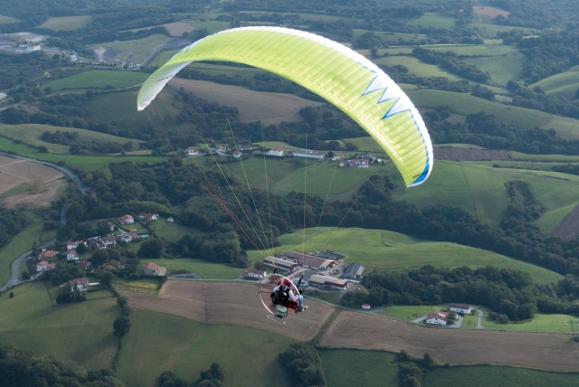  Vuelo en paramotor con piloto 
