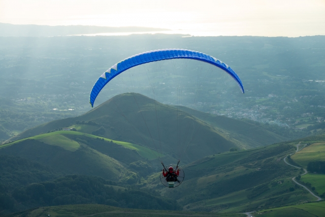 En paramotor por las montañas 
