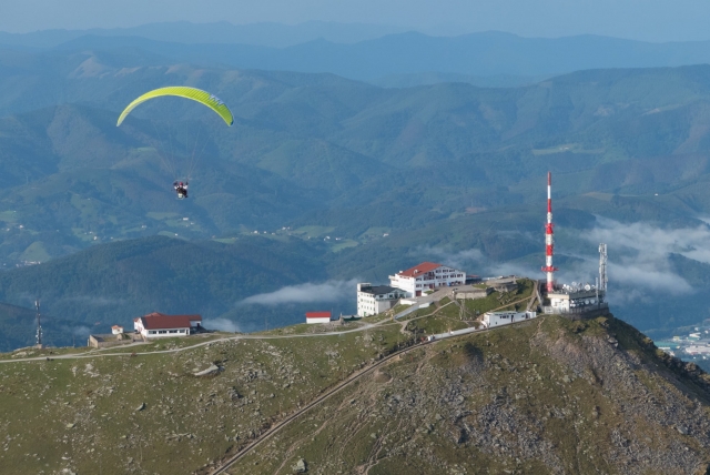  paramotor sobre una colina