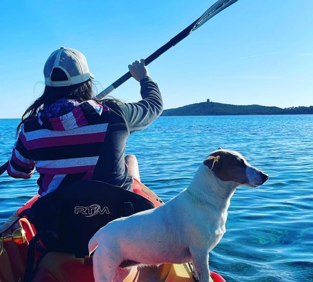  Excursión en kayak con su acompañanle 
