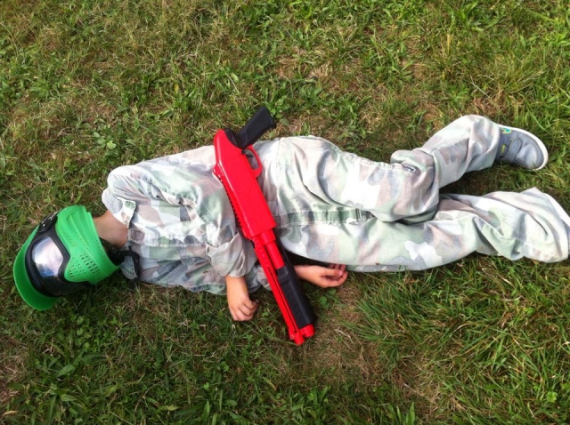  Niño haciéndose pasar por muerto jugando paintball