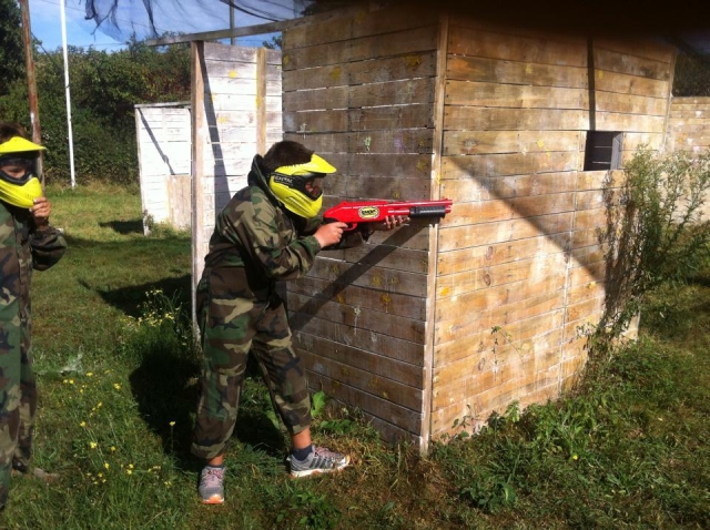  Niño escondido en gotcha 