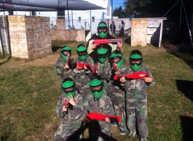  Grupo de niños jugando gotcha 