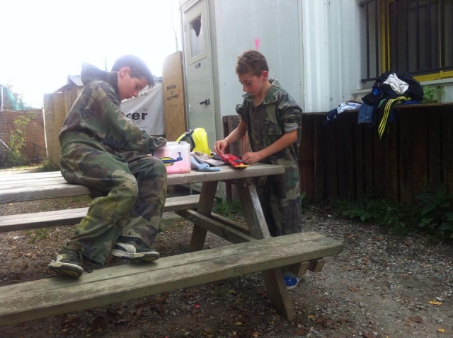 Niños preparando su pistola de gotcha 