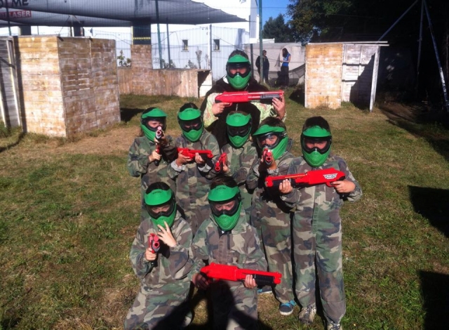 Foto de grupo de niños equipados para jugar al gotcha 
