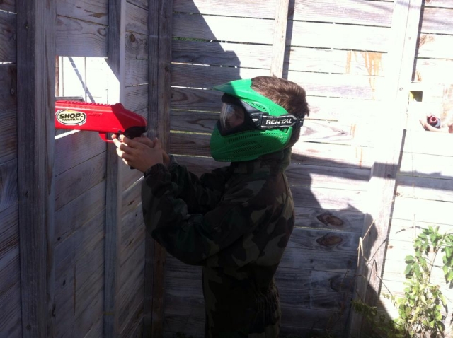  Niño escondido en un refugio de gotcha 