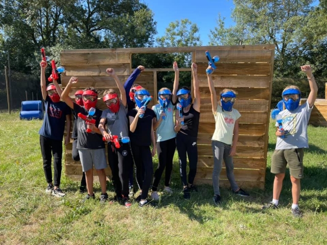  Los niños están entusiasmados con los juegos de paintball