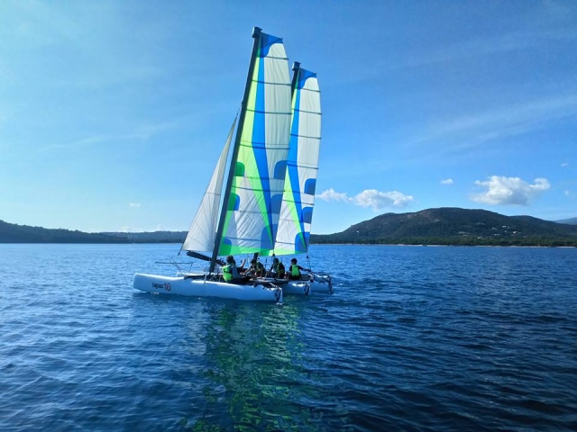  Catamarán en la isla de la belleza 
