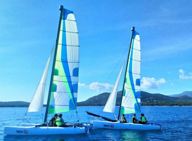  Subir en el catamarán Topaz 