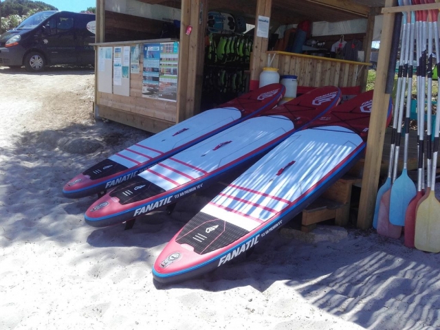  Cobertizo de paddle board en una playa de Córcega 