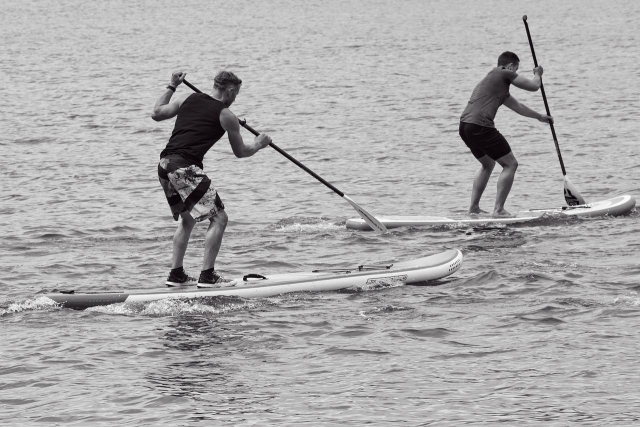  Dos hombres navegando en Stand Up Paddle 