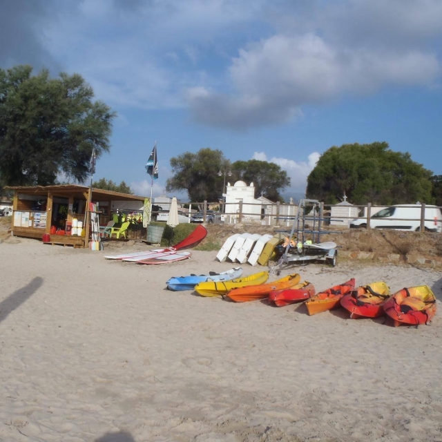  Equipamiento para deportes acuáticos junto al mar 