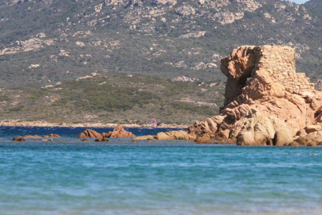  Una isla de rocas en aguas poco profundas