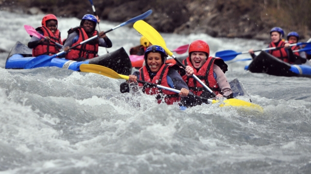  Reír mientras hacen rafting 