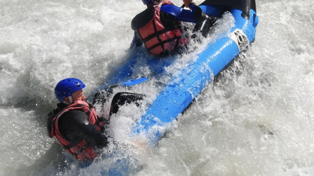  Gran ola que sumerge la canoa de hot dog 