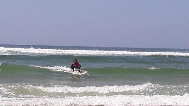  Surfear sobre las olas 
