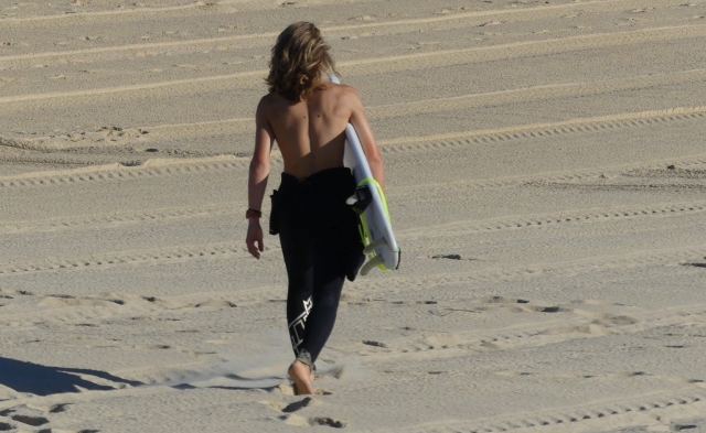  Surfista en la playa 