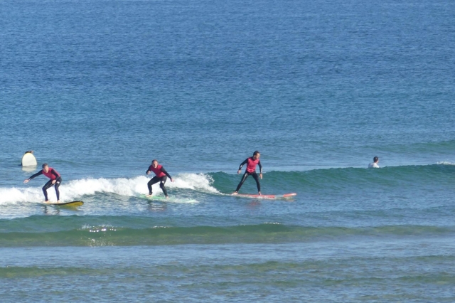  Surfear con amigos 