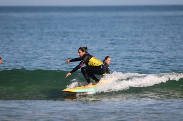 Chica surfeando la ola 