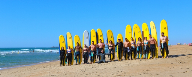  Grupo de surfistas sobre tablas amarillas 
