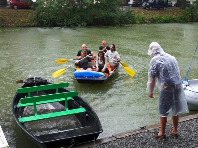  Paseo en barco bajo la lluvia 