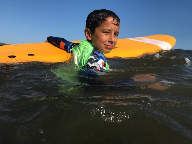  Breve descanso mientras practica surf 