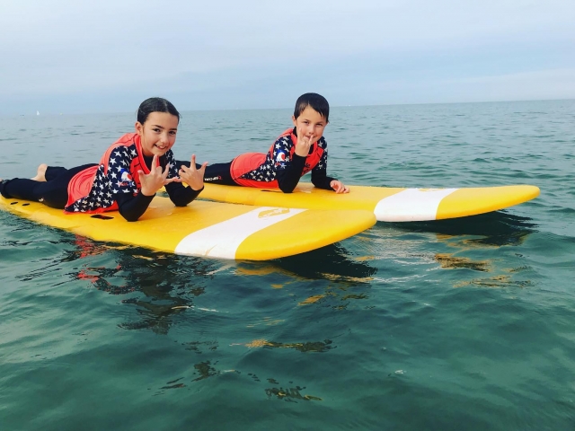  Dos pequeños surfistas