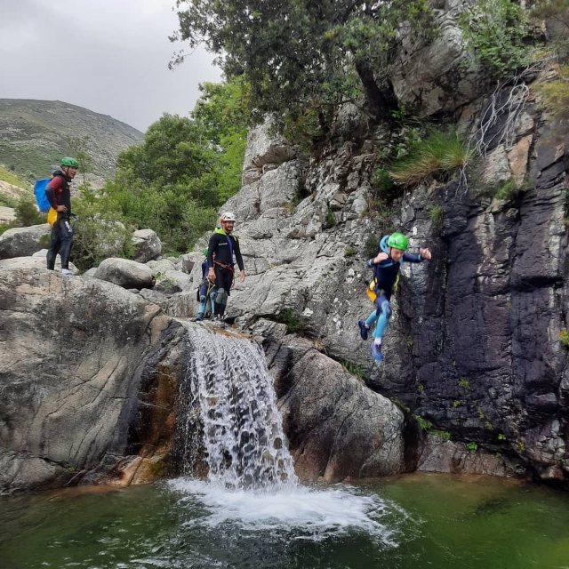  Saltar al agua 