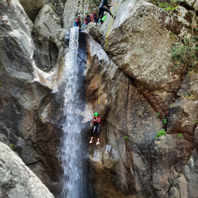  Rappel por la cascada 