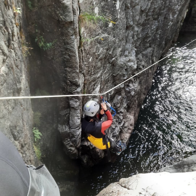  Descenso en tirolesa entre los acantilados 