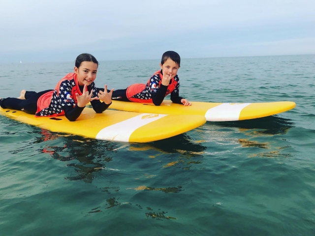  ¡Surf Buddies!