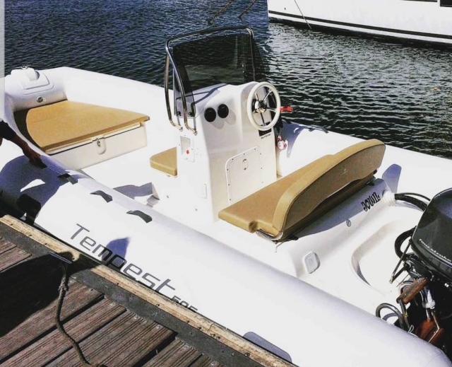  Barco en el pontón 