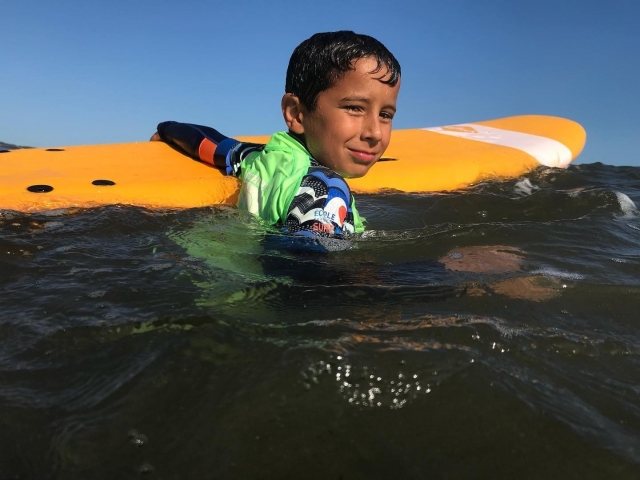  Un niño con su tabla 