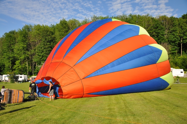 Observa cómo se infla el globo ayudando al aeronauta 