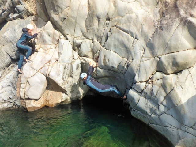  Muro de piedra empinado 