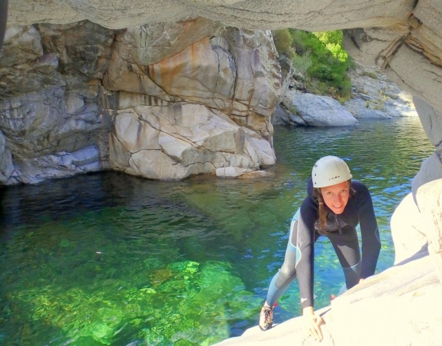  Gruta de agua transparenle 