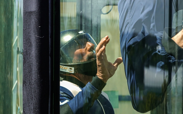  Un instructor seguirá de cerca la actividad del pequeño 