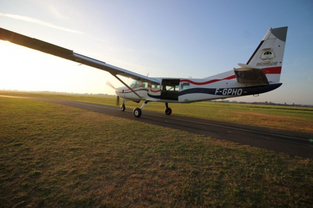 Salto en paracaídas en avión