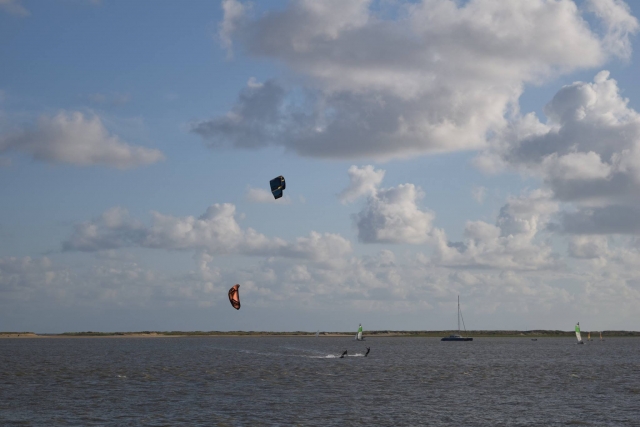 Kitesurf duranle la marea baja 